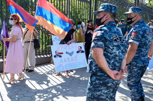 Красные береты начали подвергать приводу участников акции против Араика Арутюняна - Sputnik Армения