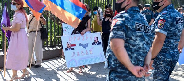 Акция протеста против министра науки, образования, культуры и спорта Араика Арутюняна перед зданием Национального собрания Армении (16 сентября 2020). Еревaн Акция протеста против министра науки, образования, культуры и спорта Араика Арутюняна перед зданием Национального собрания Армении (16 сентября 2020). Еревaн - Sputnik Армения