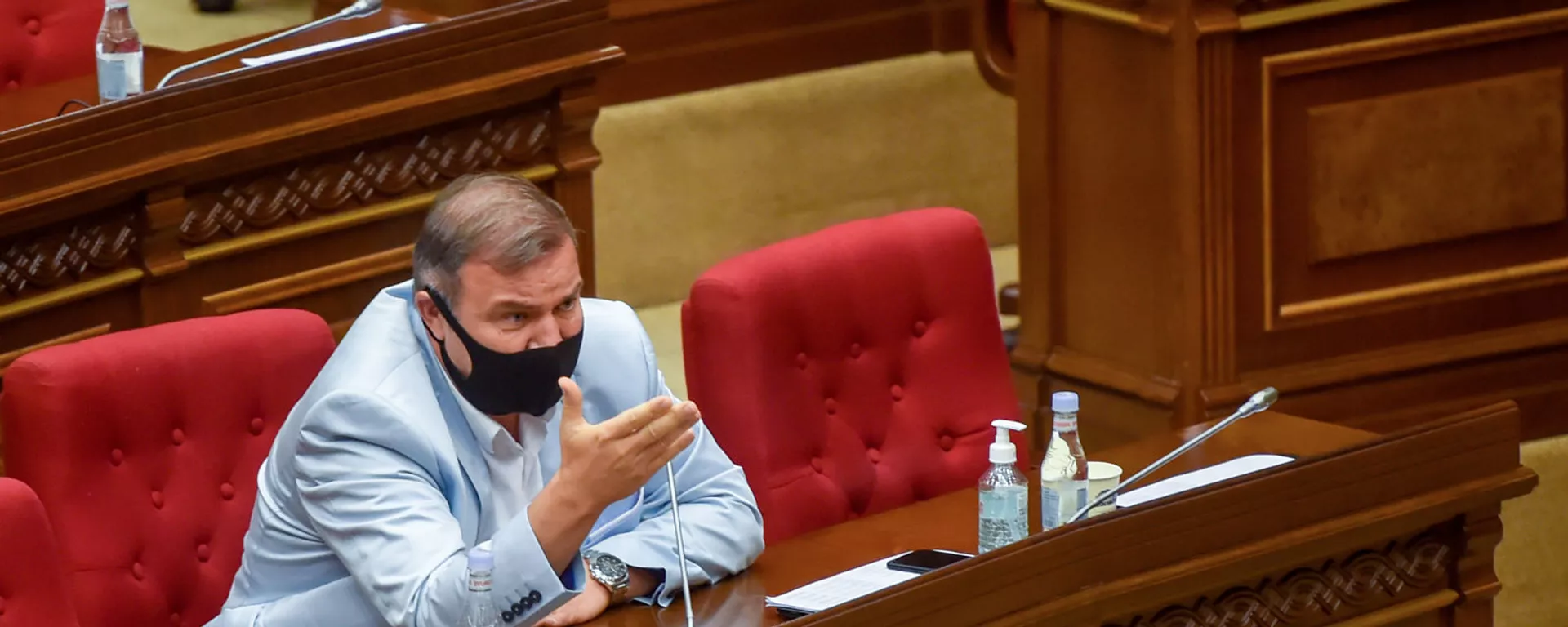 Депутат от фракции Процветающая Армения Микаел Мелкумян задает вопрос министру НОКС Араику Арутюняну на очередном заседании Национального собрания Армении (16 сентября 2020). Еревaн - Sputnik Армения, 1920, 05.05.2021