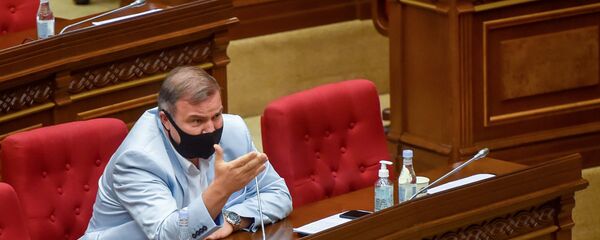 Депутат от фракции Процветающая Армения Микаел Мелкумян задает вопрос министру НОКС Араику Арутюняну на очередном заседании Национального собрания Армении (16 сентября 2020). Еревaн Депутат от фракции Процветающая Армения Микаел Мелкумян задает вопрос министру НОКС Араику Арутюняну на очередном заседании Национального собрания Армении (16 сентября 2020). Еревaн - Sputnik Արմենիա