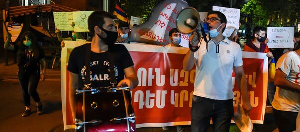 Шествие молодежного крыла АРФ Дашнакцутюн с требованием отставки министра ОНКС Араика Арутюняна (16 сентября 2020). Еревaн - Sputnik Արմենիա