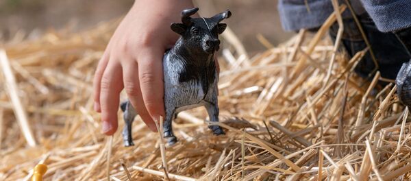 Игрушка коровы на стоге сена Игрушка коровы на стоге сена - Sputnik Армения