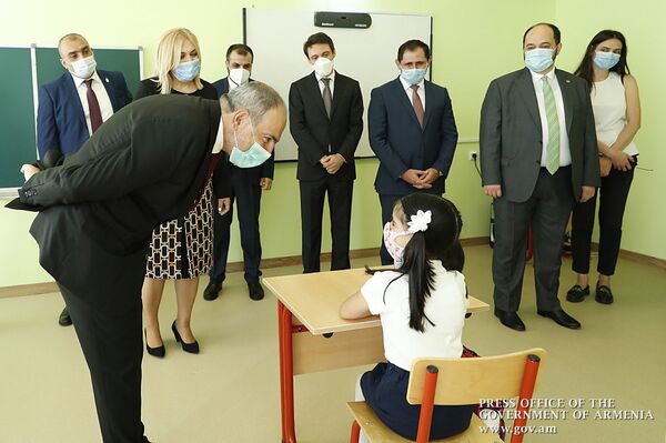 Без образования можно купить Mercedes, но не создать его: Пашинян поздравил школьников - Sputnik Армения