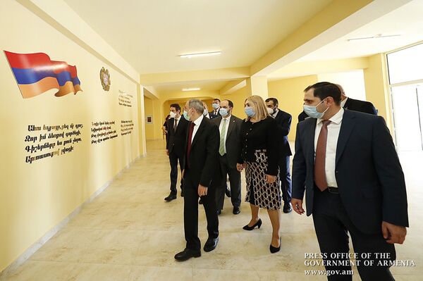 Без образования можно купить Mercedes, но не создать его: Пашинян поздравил школьников - Sputnik Армения