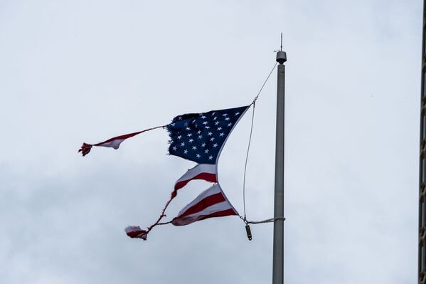 Разорванный национальный флаг США во время урагана Салли в Мобиле (15 сентября 2020). Алабама - Sputnik Армения