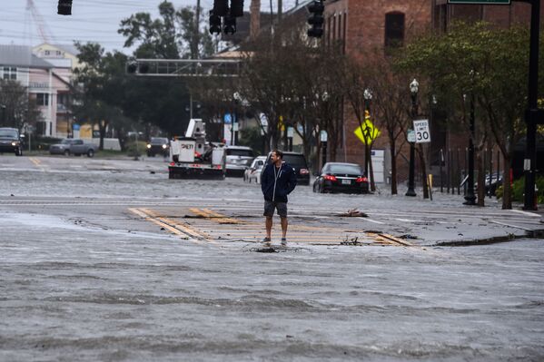 Мужчина стоит на улице, затопленной ураганом Салли, в Пенсаколе (16 сентября 2020). Флорида - Sputnik Армения