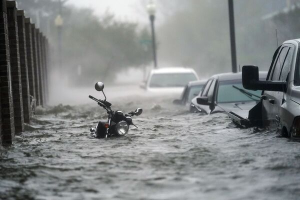 Затопленная улица во время урагана Салли (16 сентября 2020). Пенсакола, Флорида - Sputnik Армения