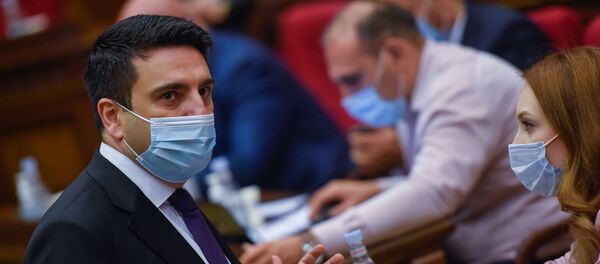 Вице-спикер НС Армении Ален Симонян и депутат Лилит Макунц на заседании Парламента (17 сентября 2020). Еревaн - Sputnik Армения