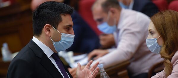 Вице-спикер НС Армении Ален Симонян и депутат Лилит Макунц на заседании Парламента (17 сентября 2020). Еревaн Вице-спикер НС Армении Ален Симонян и депутат Лилит Макунц на заседании Парламента (17 сентября 2020). Еревaн - Sputnik Արմենիա