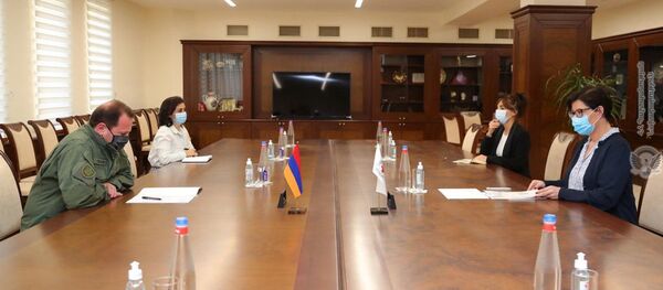 Министр обороны Давид Тоноян принял главу Международного комитета Красного Креста в Армении Клэр Мейтро (17 сентября 2020). Еревaн - Sputnik Армения