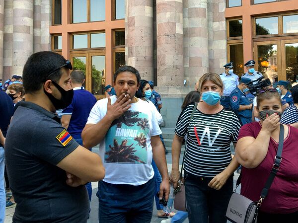 Нам нечего терять, и так тонем: импортеры одежды угрожают забастовкой и требуют Пашиняна Нам нечего терять, и так тонем: импортеры одежды угрожают забастовкой и требуют Пашиняна - Sputnik Армения