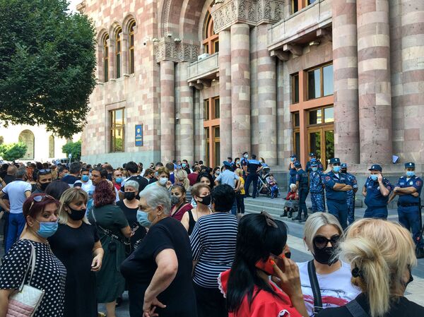 Нам нечего терять, и так тонем: импортеры одежды угрожают забастовкой и требуют Пашиняна Нам нечего терять, и так тонем: импортеры одежды угрожают забастовкой и требуют Пашиняна - Sputnik Армения