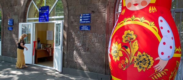 Ավետիք Իսահակյանի անվան կենտրոնական գրադարանի երևանյան մասնաճյուղերից մեկում բացվեց Հայաստանում առաջին «Ռուսական կենտրոնը» Ավետիք Իսահակյանի անվան կենտրոնական գրադարանի երևանյան մասնաճյուղերից մեկում բացվեց Հայաստանում առաջին «Ռուսական կենտրոնը» - Sputnik Արմենիա