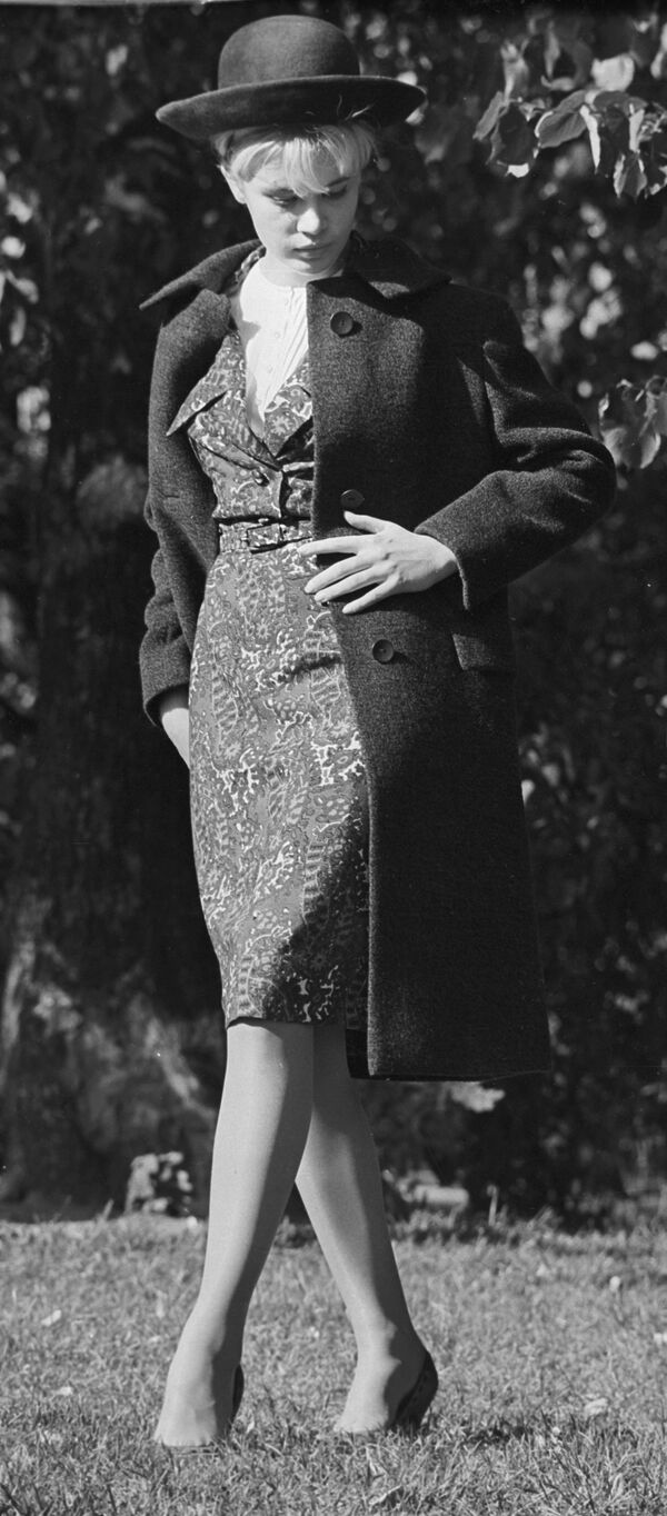 Манекенщица Московского дома моделей в наряде коллекции осень-зима 1964 года - Sputnik Армения