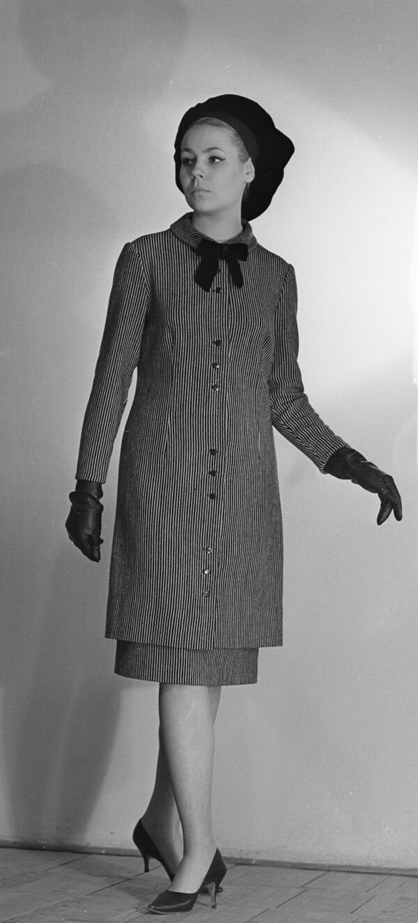 Манекенщица общесоюзного дома моделей в наряде из коллекции осень-зима 1965 года  - Sputnik Армения