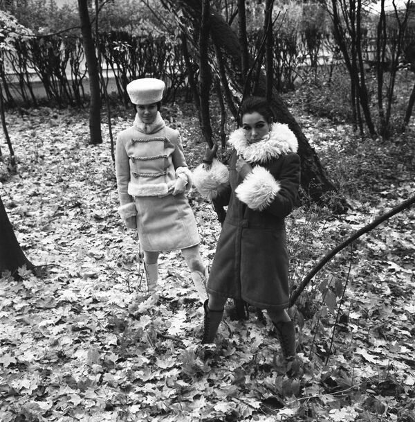Демонстрация моделей верхней женской одежды сезона осень-зима 1968 года - Sputnik Армения