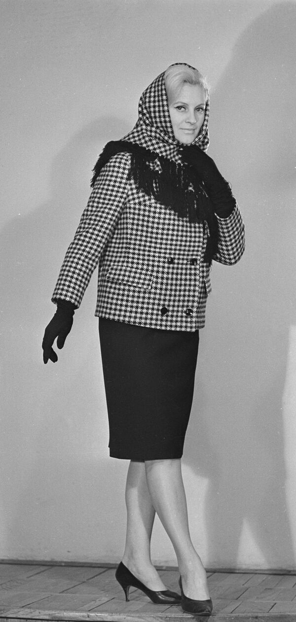 Манекенщица Общесоюзного дома моделей в жакете и палантине из коллекции весна-осень 1965 года - Sputnik Армения