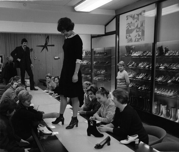Демонстрация новой осенне-зимней коллекции московской обувной фабрики Парижская коммуна, 1972 год - Sputnik Армения