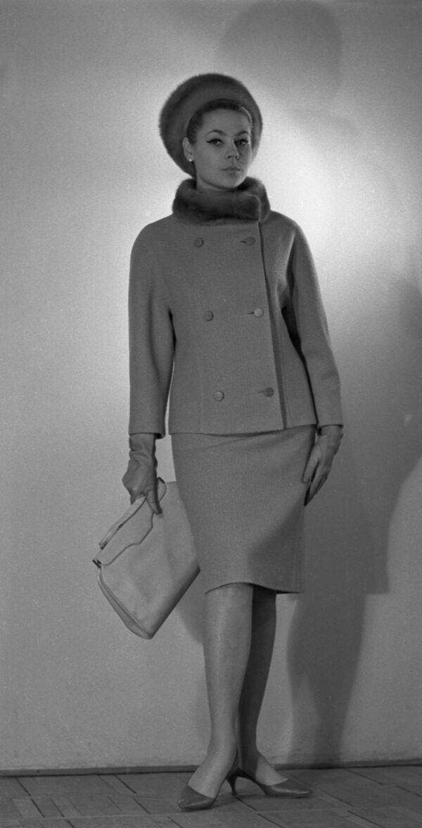 Манекенщица Общесоюзного дома моделей в пальто из коллекции осень-зима 1965 года - Sputnik Армения
