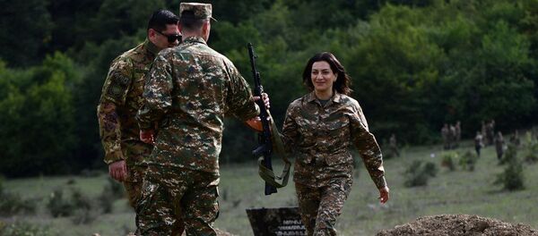 Анна Акопян во время военных курсов по приобретению военных навыков (август 2020). Карабах Анна Акопян во время военных курсов по приобретению военных навыков (август 2020). Карабах - Sputnik Արմենիա