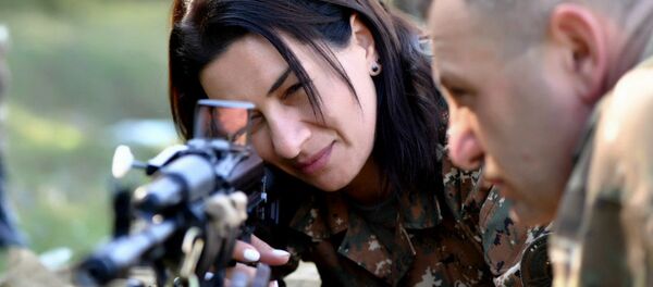 Анна Акопян во время военных курсов по приобретению военных навыков (август 2020). Карабах Анна Акопян во время военных курсов по приобретению военных навыков (август 2020). Карабах - Sputnik Армения