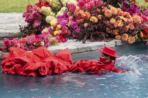 Модель Коко Роша плавает в бассейне во время показа Christian Siriano в рамках Недели моды в Нью-Йорке - Sputnik Армения