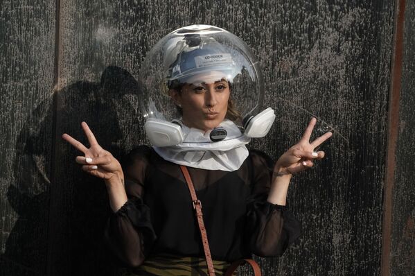Участница модного показа в шлеме Covidisor перед началом показа во время New York Fashion Week - Sputnik Армения