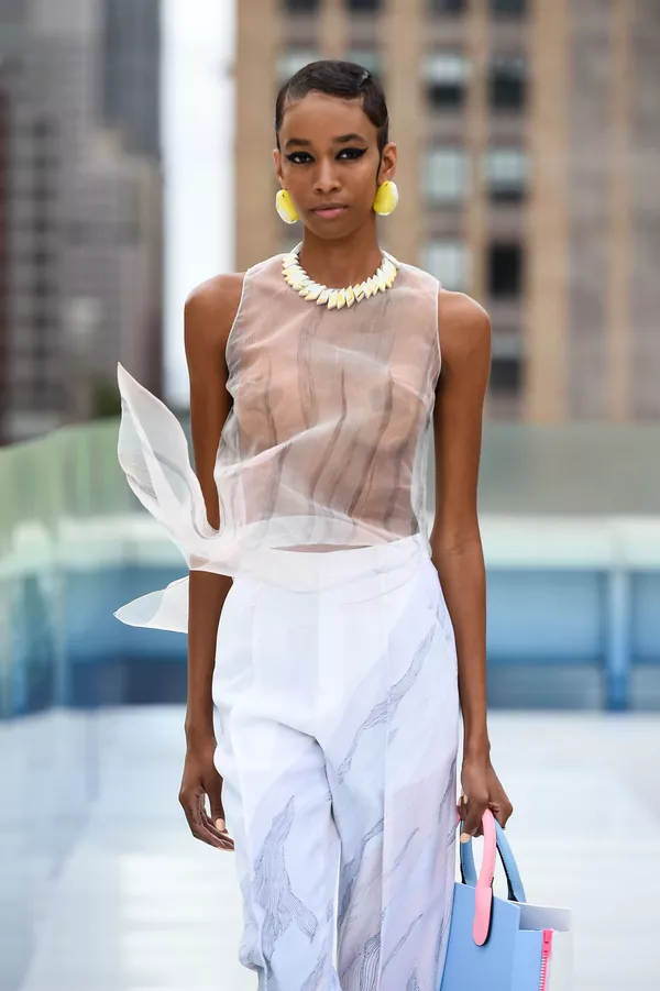Модель на показе во время Flying Solo NYFW Show Модель на показе во время Flying Solo NYFW Show - Sputnik Армения