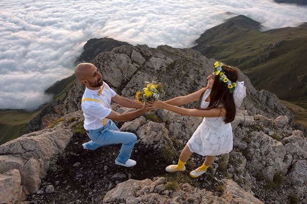 Հարսանիք լեռներում՝ ամպերից վեր. Խուստուփի հայտնի զույգի պատմությունը Հարսանիք լեռներում՝ ամպերից վեր. Խուստուփի հայտնի զույգի պատմությունը - Sputnik Արմենիա