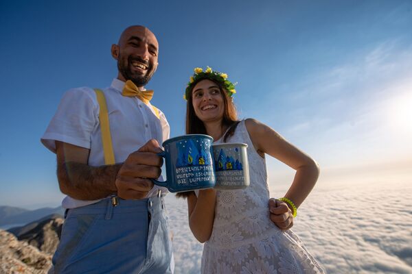 Հարսանիք լեռներում՝ ամպերից վեր. Խուստուփի հայտնի զույգի պատմությունը Հարսանիք լեռներում՝ ամպերից վեր. Խուստուփի հայտնի զույգի պատմությունը - Sputnik Արմենիա