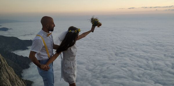 Հարսանիք լեռներում՝ ամպերից վեր. Խուստուփի հայտնի զույգի պատմությունը Հարսանիք լեռներում՝ ամպերից վեր. Խուստուփի հայտնի զույգի պատմությունը - Sputnik Արմենիա