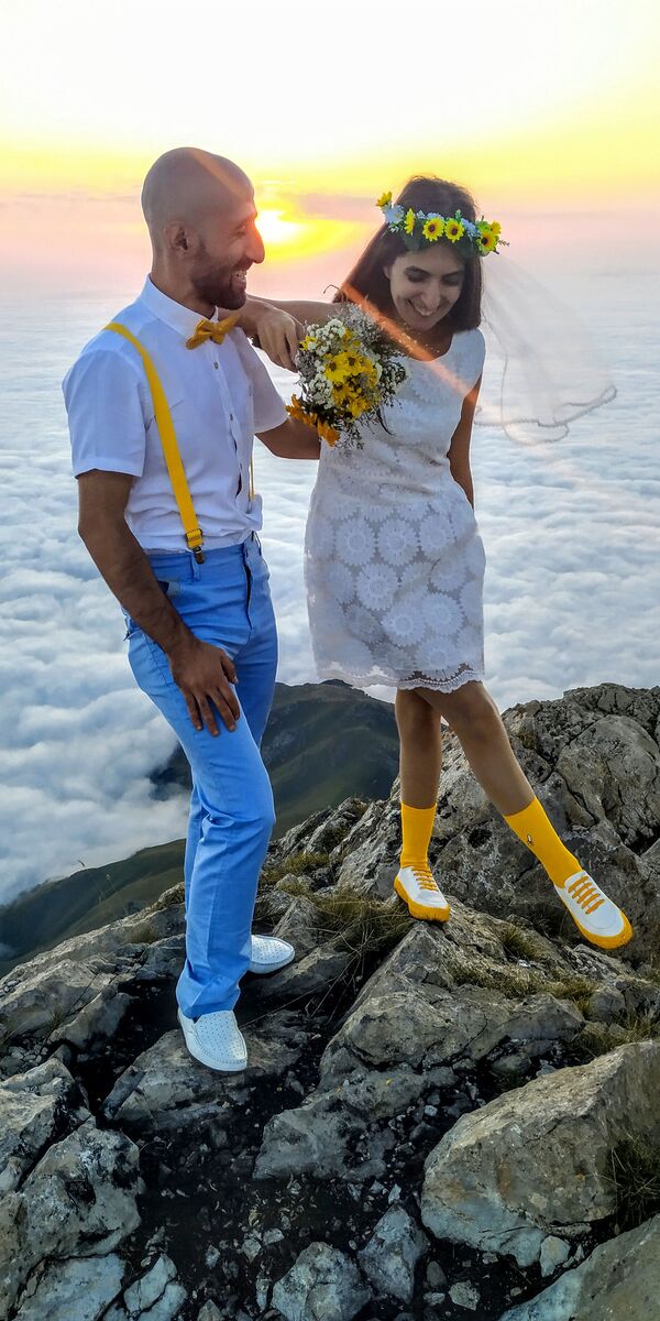 Հարսանիք լեռներում՝ ամպերից վեր. Խուստուփի հայտնի զույգի պատմությունը Հարսանիք լեռներում՝ ամպերից վեր. Խուստուփի հայտնի զույգի պատմությունը - Sputnik Արմենիա