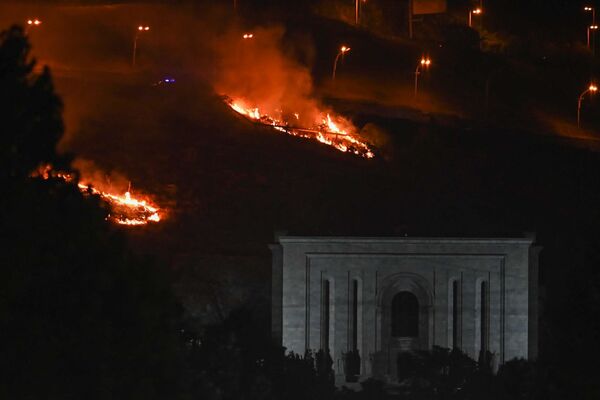 Խոշոր հրդեհ Մատենադարանի տարածքում. կրակը տեսանելի է քաղաքի տարբեր մասերից. լուսանկարներ - Sputnik Արմենիա