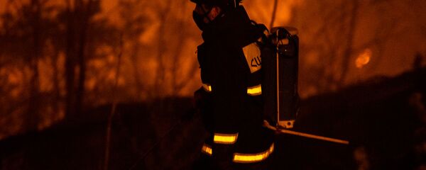 Сотрудник МЧС на месте пожара у Матенадарана (19 сентября 2020). Еревaн Сотрудник МЧС на месте пожара у Матенадарана (19 сентября 2020). Еревaн - Sputnik Армения