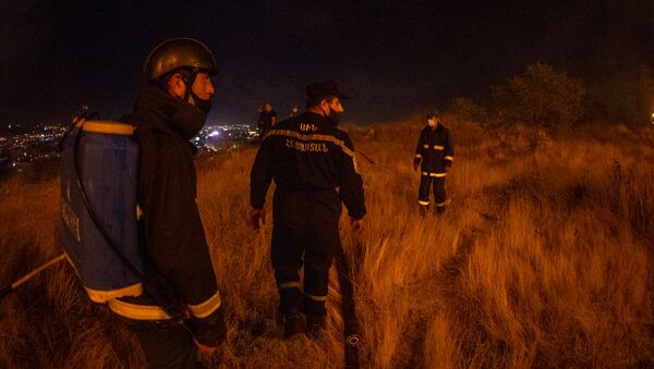 Сотрудники МЧС на месте пожара у Матенадарана (19 сентября 2020). Еревaн - Sputnik Армения