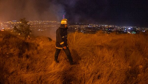Сотрудник МЧС на месте пожара у Матенадарана (19 сентября 2020). Еревaн - Sputnik Армения