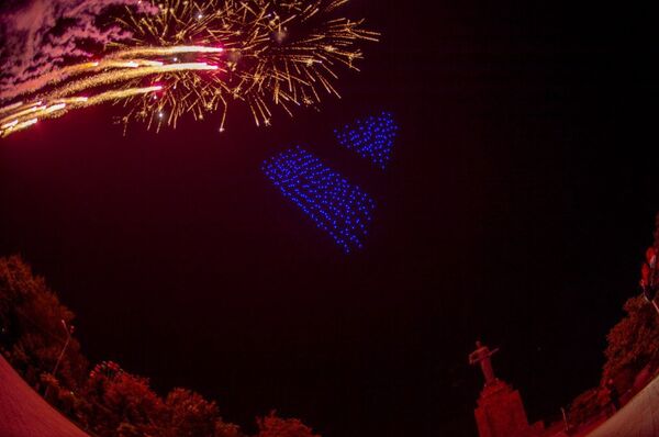 Հայաստանում առաջին անգամ լուսային դրոն շոու կազմակերպվեց. տեսանյութ և լուսանկարներ Հայաստանում առաջին անգամ լուսային դրոն շոու կազմակերպվեց. տեսանյութ և լուսանկարներ - Sputnik Արմենիա