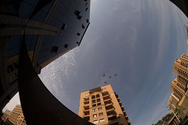 Օրվա կադր. կործանիչները տոնական թռիչք են իրականացնում Երևանի երկնքում Օրվա կադր. կործանիչները տոնական թռիչք են իրականացնում Երևանի երկնքում - Sputnik Արմենիա