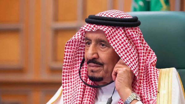 Король Саудовской Аравии Салман возглавляет видеозвонок мировых лидеров из G20 из своего офиса в Эр-Рияде (6 марта 2020). Саудовская Аравия - Sputnik Армения