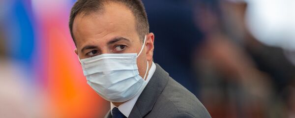 Министр здравоохранения Арсен Торосян перед началом церемонии награждения в честь Дня Независимости Армении (21 сентября 2020). Еревaн - Sputnik Արմենիա
