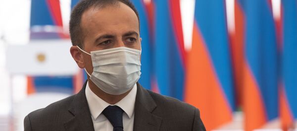 Министр здравоохранения Арсен Торосян перед началом церемонии награждения в честь Дня Независимости Армении (21 сентября 2020). Еревaн - Sputnik Армения