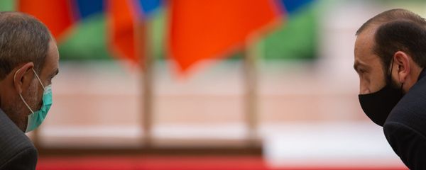 Премьер-министр Никол Пашинян и спикер НС Арарат Мирзоян перед началом церемонии награждения в честь Дня Независимости Армении (21 сентября 2020). Еревaн - Sputnik Արմենիա