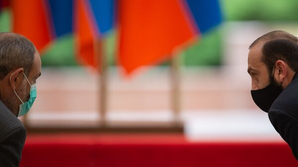 Премьер-министр Никол Пашинян и спикер НС Арарат Мирзоян перед началом церемонии награждения в честь Дня Независимости Армении (21 сентября 2020). Еревaн - Sputnik Արմենիա