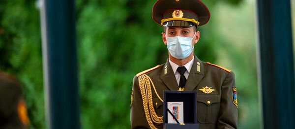 Военнослужащий почетного караула с медалью во время церемонии награждения в честь Дня Независимости Армении (21 сентября 2020). Еревaн - Sputnik Армения