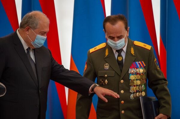 Президент Армении наградил свыше 70 военных за вклад в дело защиты Отечества - Sputnik Армения