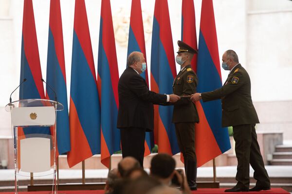 Президент Армении наградил свыше 70 военных за вклад в дело защиты Отечества - Sputnik Армения