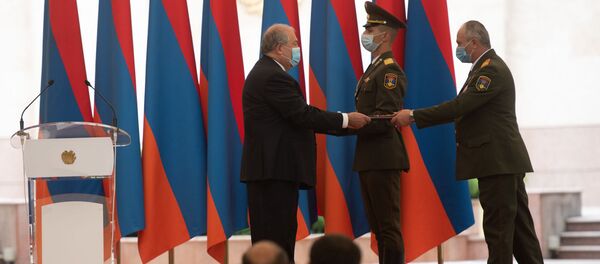 Начальник управления тыла - начальник управления ВС РА Ромик Маргарян получает звание генерал-майора во время церемонии награждения в честь Дня Независимости Армении (21 сентября 2020). Еревaн Начальник управления тыла - начальник управления ВС РА Ромик Маргарян получает звание генерал-майора во время церемонии награждения в честь Дня Независимости Армении (21 сентября 2020). Еревaн - Sputnik Արմենիա