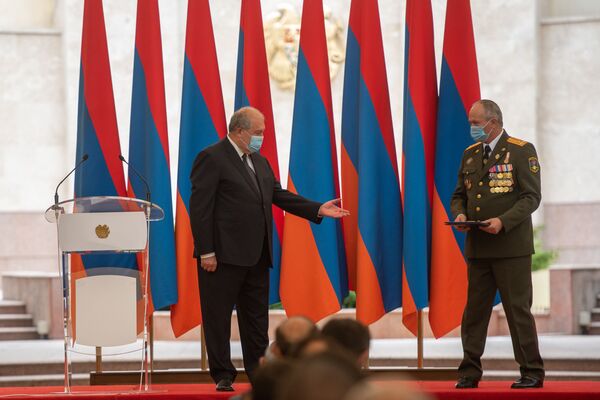 Президент Армении наградил свыше 70 военных за вклад в дело защиты Отечества - Sputnik Армения