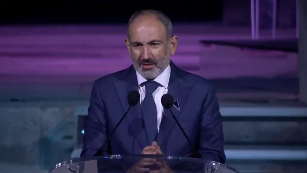 Премьер-министр Никол Пашинян во время речи на церемонии награждения Герой нашего времени в храме Звартноц (21 сентября 2020). Еревaн - Sputnik Армения