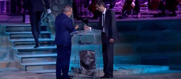 Премьер-министр Никол Пашинян во время присуждения главного приза Севаку Маркосяну на церемонии награждения Герой нашего времени в храме Звартноц (21 сентября 2020). Еревaн - Sputnik Армения